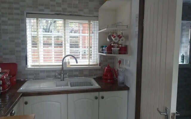 House - Sleeps 2, pet Friendly & Free Parking
