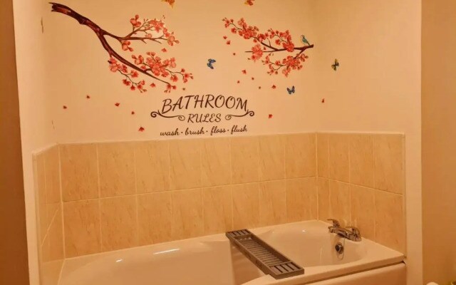 Emerald Blossom-Central Warrington, Luxurious Yet Homely, WiFi, Secure Parking