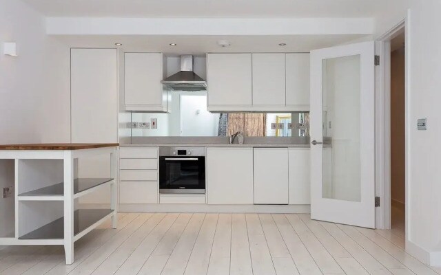 2 Bedroom House in Primrose Hill