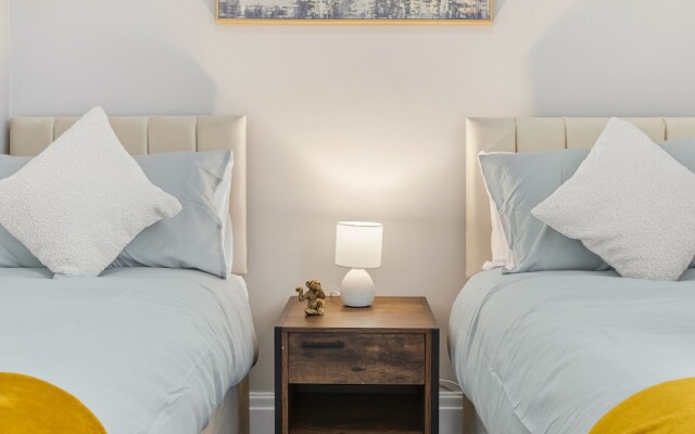 House - Sleeps 6 - On Street Parking