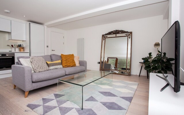 Spacious East London 2 Bedroom Apartment Sleeps 4