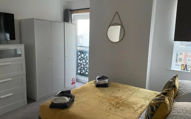City Centre Duplex Sleeps 4 H9