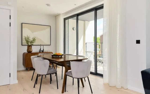 The Brondesbury Place - Bright 2bdr Flat With Balcony + Parking
