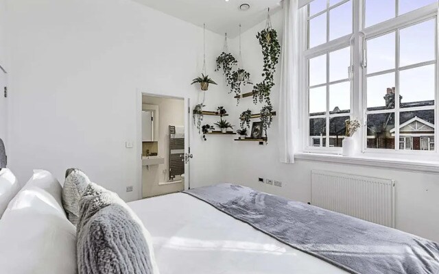 Vibrant 2-bed Flat: Acton's Best Stay!