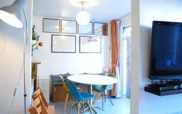 2 Bedroom Flat In Bethnal Green