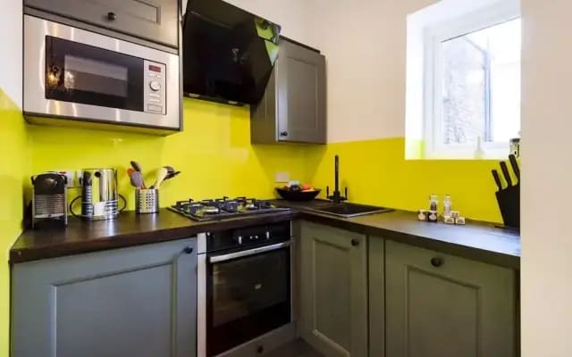 Bright 1BR + Balcony by Hyde Park