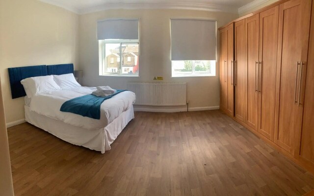 Beautiful 6 Bedroom with spacious Lounge & Rooms Free parking
