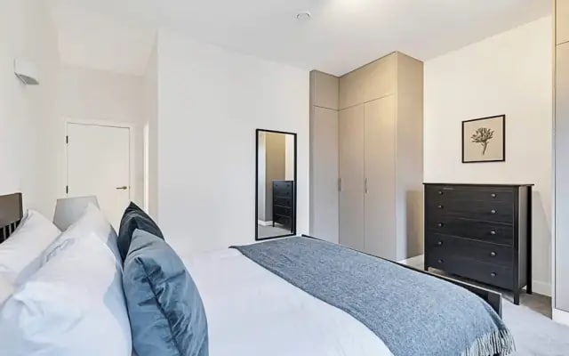 Sunny 2-bed Flat in Chiswick