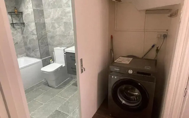 Inviting Apartment in Hayes With Garden & Parking