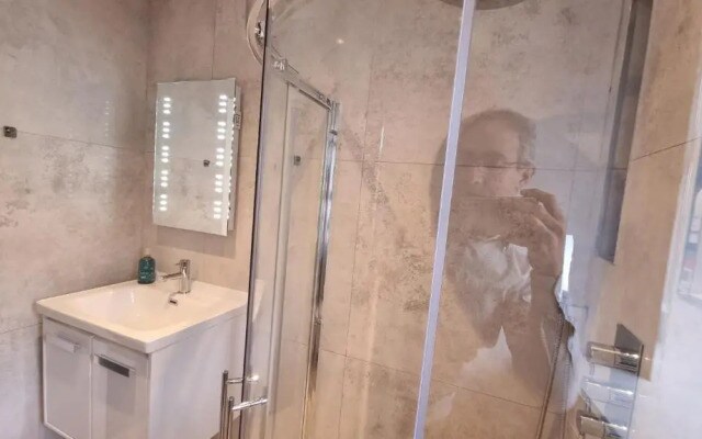 Surbiton Luxury Garden House 19
