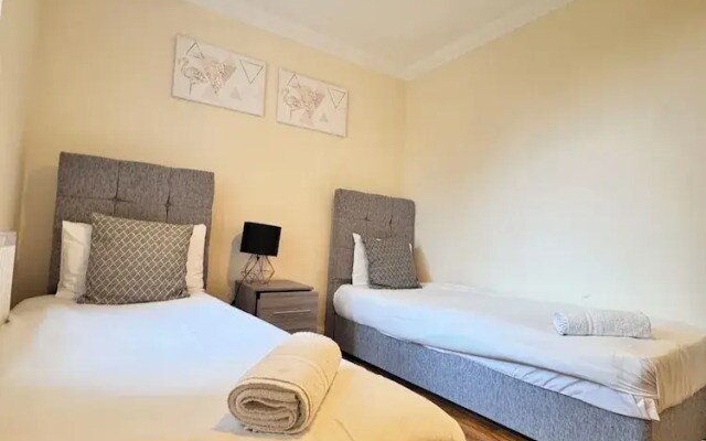 Stay Near Heathrow! Pristine, Convenient & Only 5 Mins to the Terminals