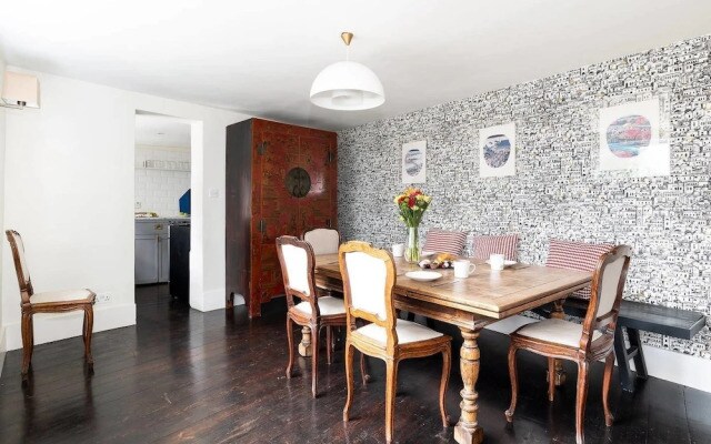 Gorgeous & sleek 4BR house in Hammersmith!