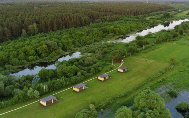 Бунгало с ретро-ванной у панорамного окна с видом на природу