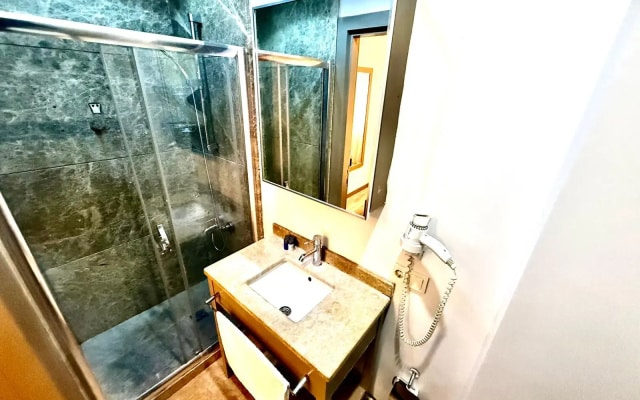 Отель Beyoğlu Suites
