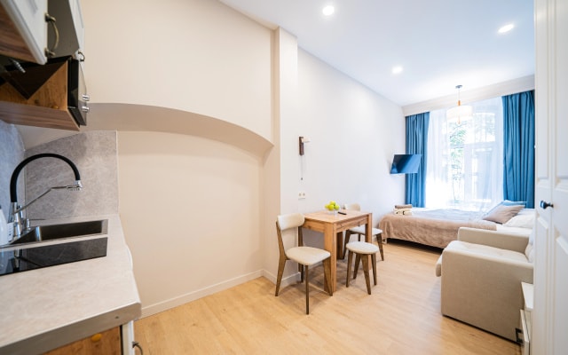 Апартаменты Улучшенная студия на Мончегорской улице