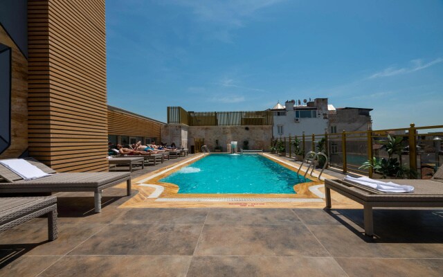 Отель Ramada by Wyndham Istanbul Pera