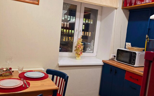 Апартаменты Apartment overlooking the library