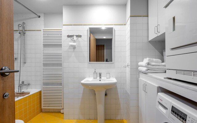 Квартира GM Apartments Стильная Трехкомнатная с балконом и видом на Патриаршие