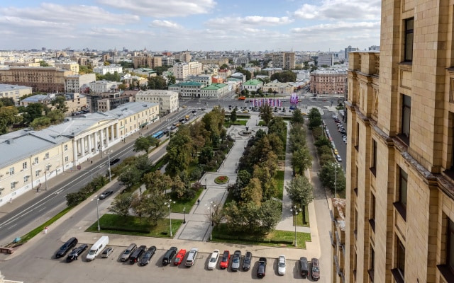 Апартаменты Улучшенные с Видом на Садовое Кольцо: Изба/Кудринская Высотка