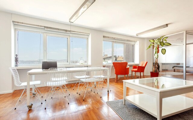 Апартаменты Spacious 3-Bedroom with Galata Tower & Bosphorus View