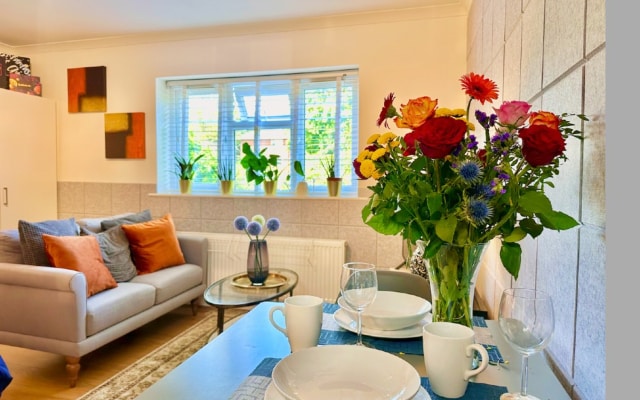 Апартаменты Damos Living - Superb Business En-Suite Studio