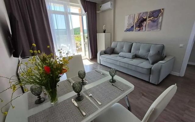 Квартира с Бacсeйнoм в ЖК Кипарис 298