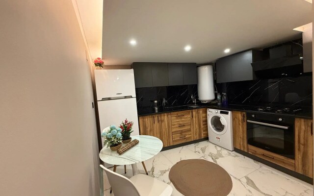 Апартаменты Cozy duplex with a private terrace near the metro