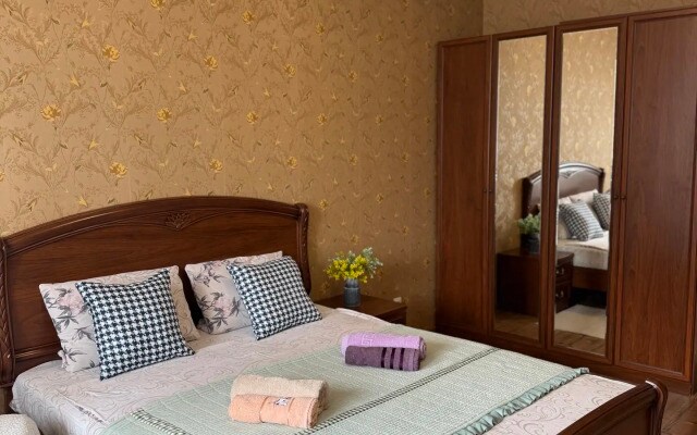 Uyutnaya Na Letnem Ozere Flat