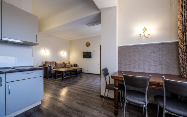 Апартаменты Оплот - Видовые с одной спальней и балконом 7