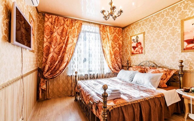 Gostiny Dvor & Co on Lenina 5