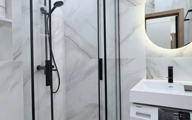 Апартаменты с балконом рядом с морем Бытха