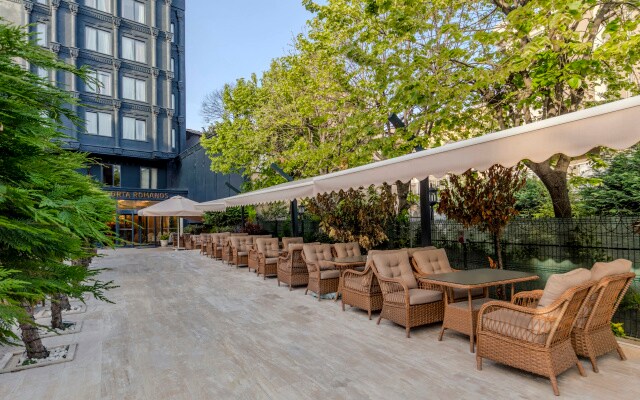 Porta Romanos Hotel