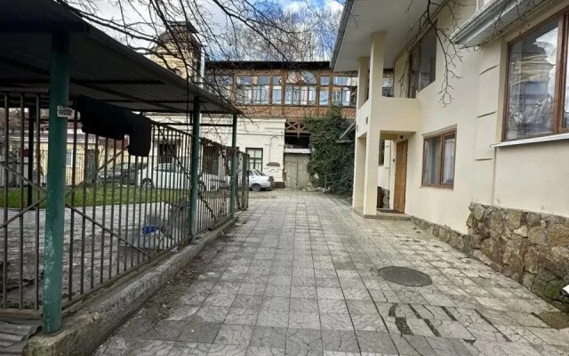 Частный дом в центре на Шаляпина с внутренним двором и беседкой