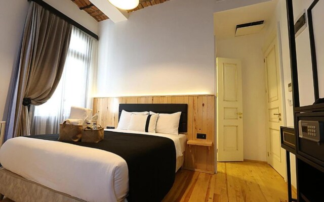 Отель Kamil Bey Suites