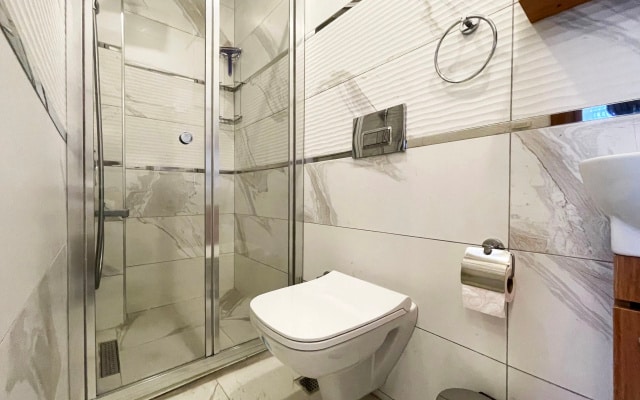 Апартаменты 1BR Clean 7 Min By Walk To Metro