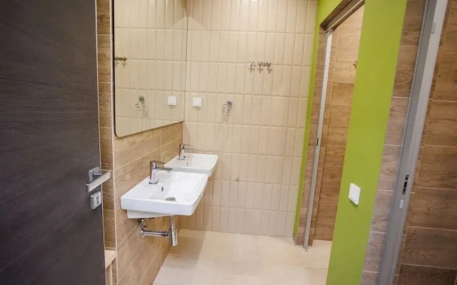 RE hostel Premium