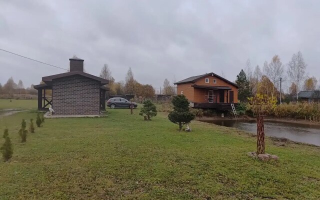 Частный дом с баней и пирсом на берегу пруда