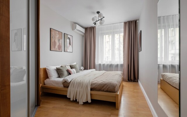 Квартира GM Apartments Стильная Трехкомнатная с балконом и видом на Патриаршие