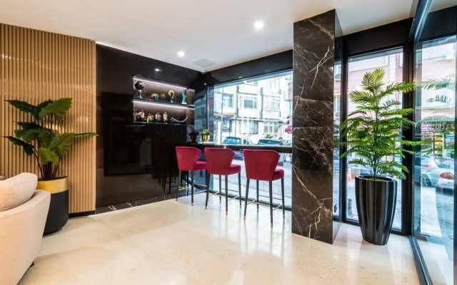 Aprilis Deluxe Hotel
