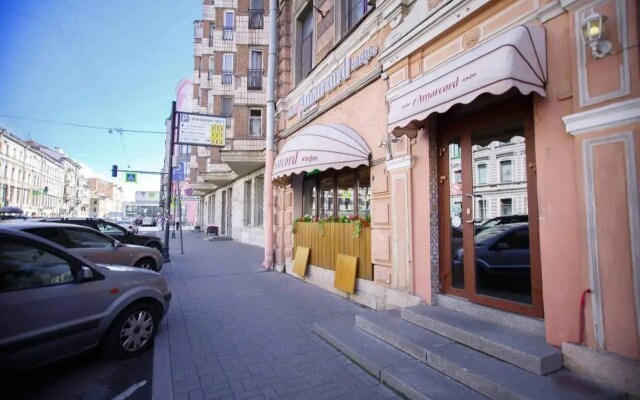 "5 Minutes To Nevskiy" Apartments