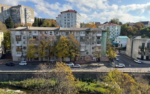 Апартаменты с балконом у реки рядом с пляжем