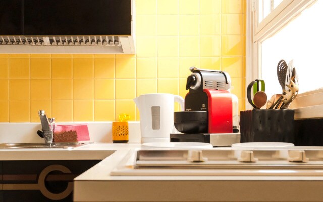 Апартаменты Charming Parisian Apartment Near The Eiffel Tower