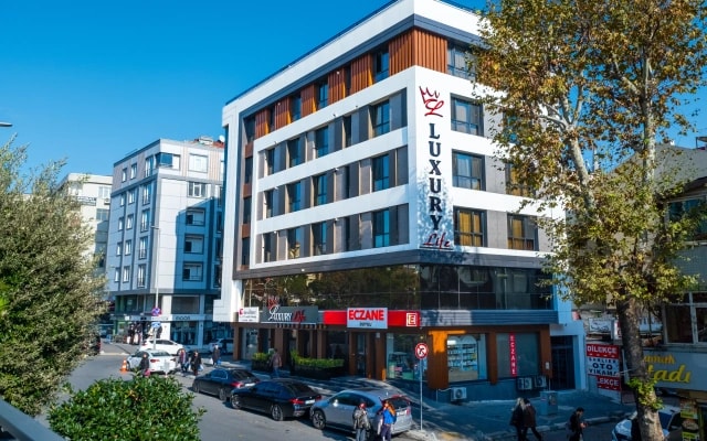 Отель Luxury Life Suites