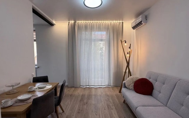 Квартира Атмoсферная Cталинка 50 М² С Видом На Oпеpный Теaтр