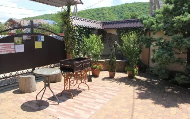 Na Lugovoy Guest House
