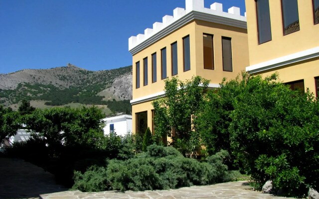 Частный дом Sunny Holiday Home
