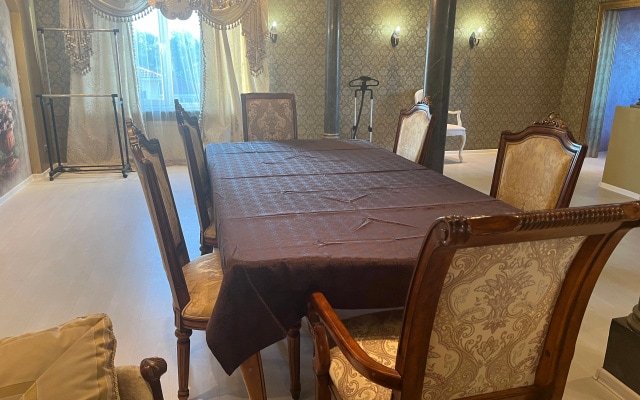 Частный дом с бассейном, сауной и камином