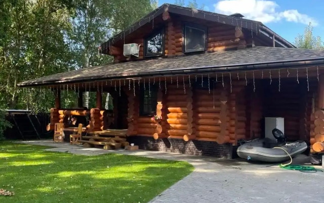 Частный дом Дом у реки с баней