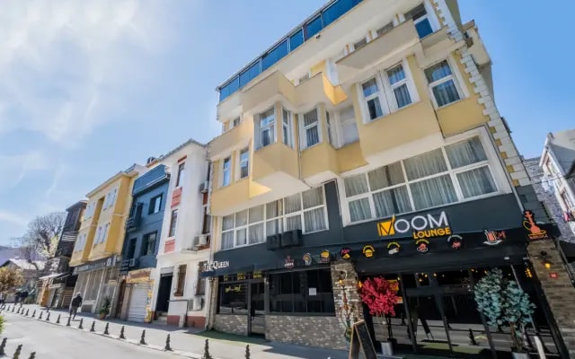 Отель The Queen Hotel