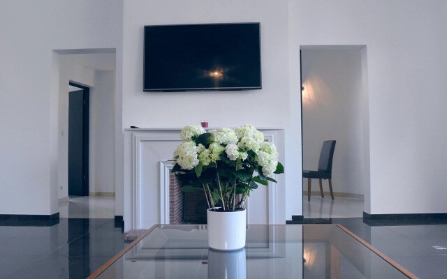 Апартаменты Spacious Flat Near Arc de Triomphe